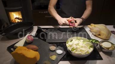男人在家准备健康的饭菜，厨房里有鸡肉和蔬菜